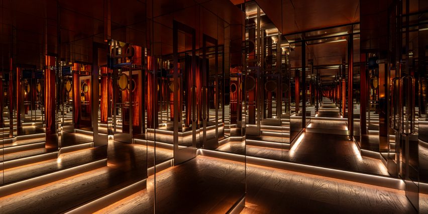 floor to ceiling mirror panel