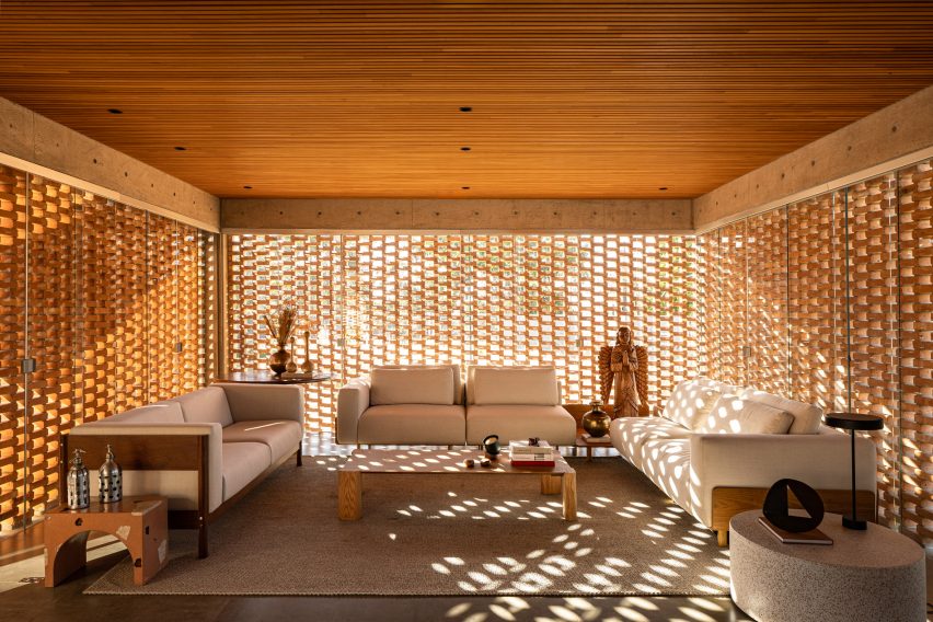 Interior of a Brazilian brick house by Broco Arquitetos