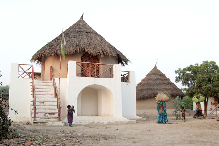 Building light in flood zones: Architecture for seasonal flooding - Image 3/11