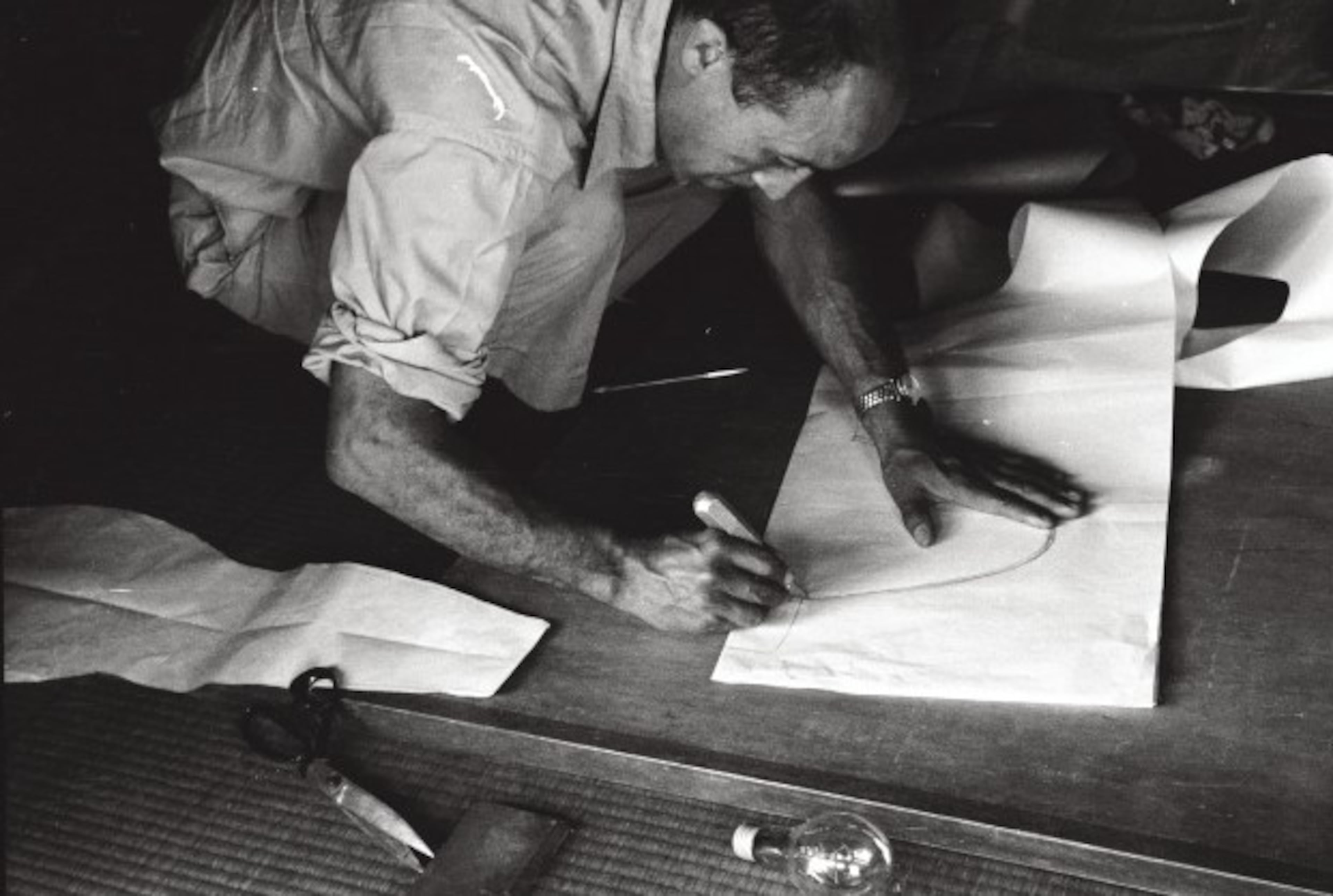 Noguchi sketches the design of the Akari lamp in Japan, circa 1951. (Courtesy of Isamu Noguchi Foundation and Garden Museum, New York/High Museum)