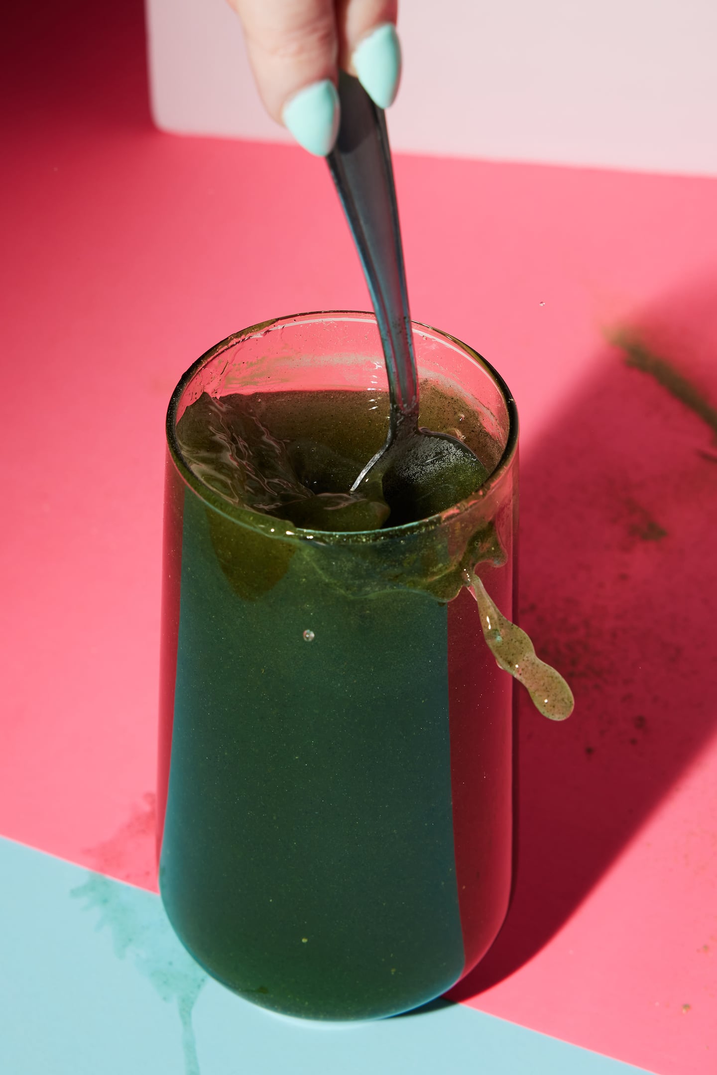 Customers are instructed to mix AG1 powder with cold water and drink it daily on an empty stomach.