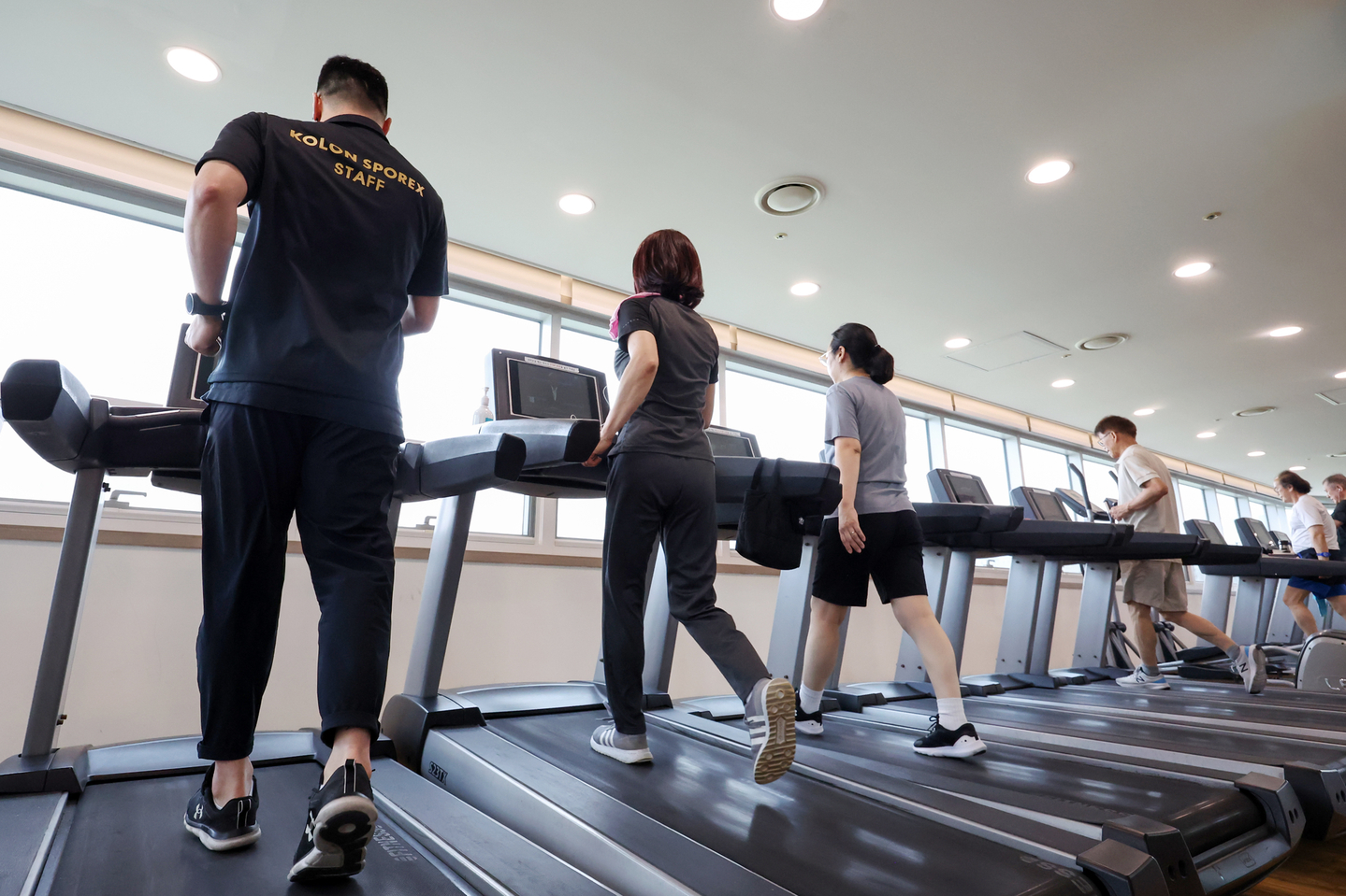 People exercise at a gym in southern Seoul on June 30, 2025. [NEWS1]